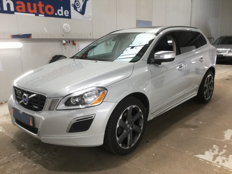 Volvo XC60 D5 Automat AWD R-DESIGN BLIS → Ťažné