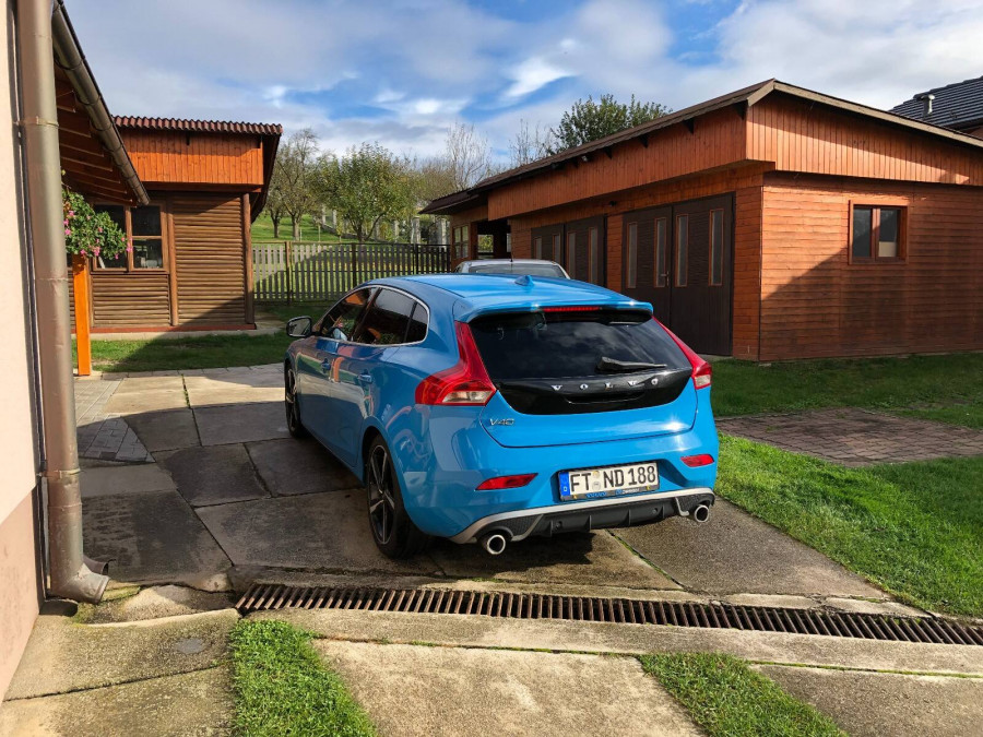 Volvo V40 D4 Automat 130kW R-design Bi-xenón REBEL BLUE