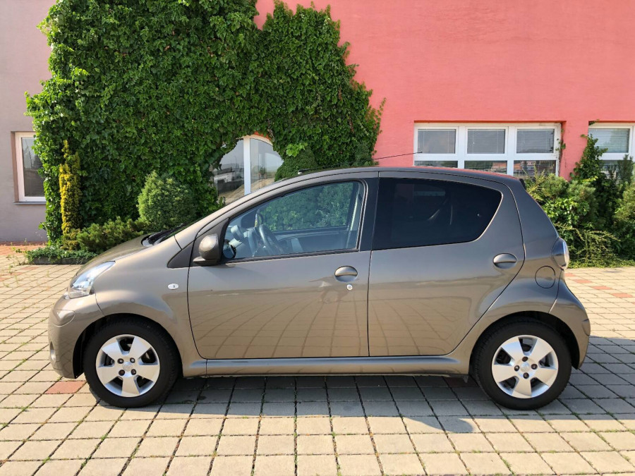 Toyota Aygo 1.0 Automat •ACTIVE• 2013 1.majiteľ → sezónne prezutie